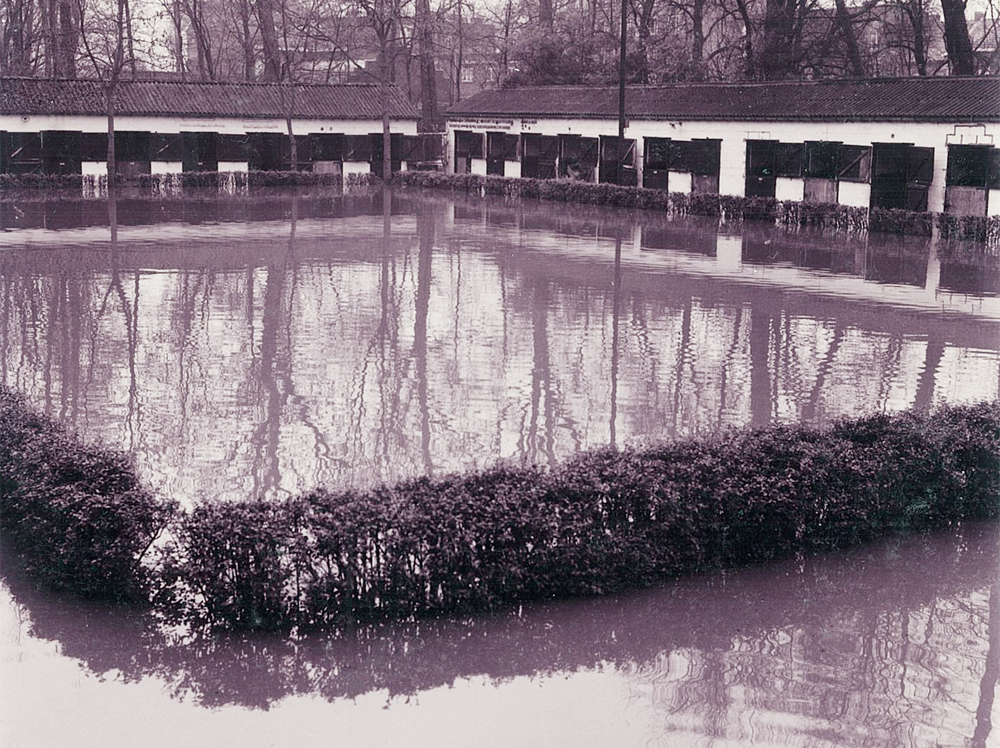 Inondation de la cour et des écuries en décembre 1966