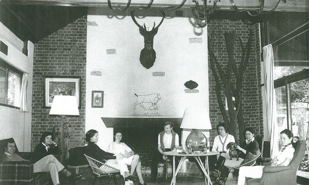 Détente près de la cheminée du Club House, dans les années 70