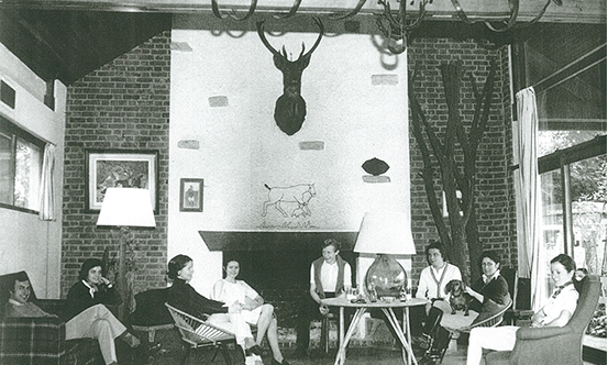 Détente près de la cheminée du Club House, dans les années 70